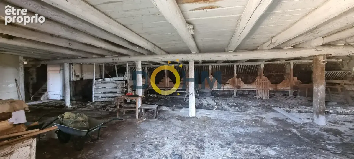 Corps de ferme avec 4 715 m2 de terrain clos, vue panoramique et plus de 480 m2 de dépendances - photo 8