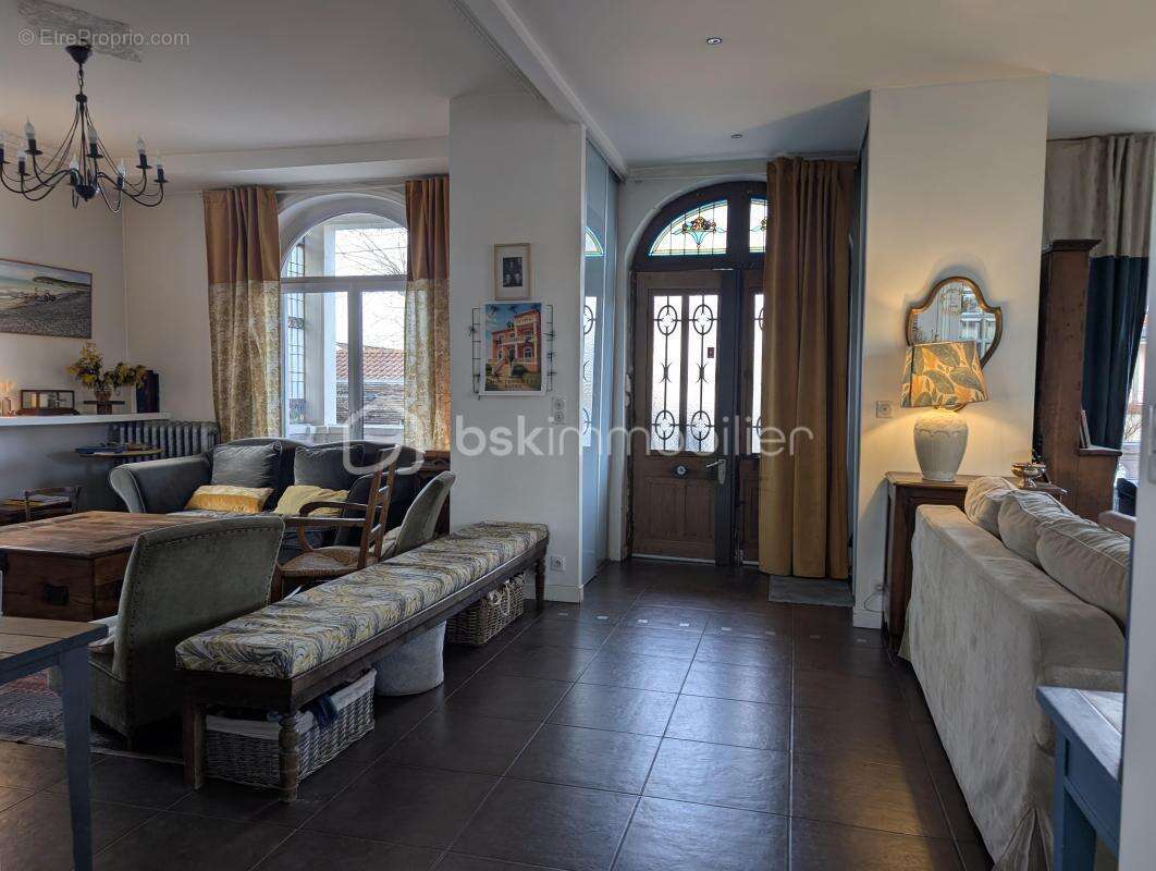 Maison à MONTROND-LES-BAINS