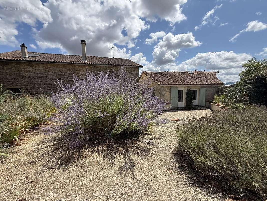 Charmante propriété en pierre de 3 chambres entre Ruffec et Verteuil - photo 17