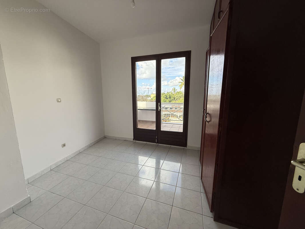 À Saint-Denis, appartement F4 de 71 m2 avec Grande terrasse à acheter avec KRI - photo 4
