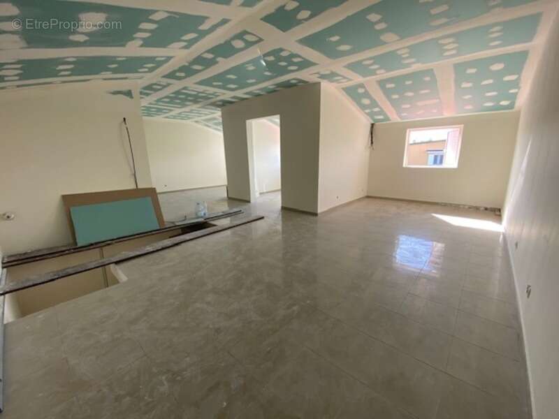 SAINT ANDRE (97440) - Grande maison T5 de surface totale de 200,40 m² (dont dépendance T2 - et Studio), sur terrain de 568 m² - photo 4