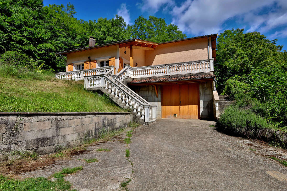 Maison de Type 4 - 149 m2 habitables - Terrain 12950m2 - photo 6