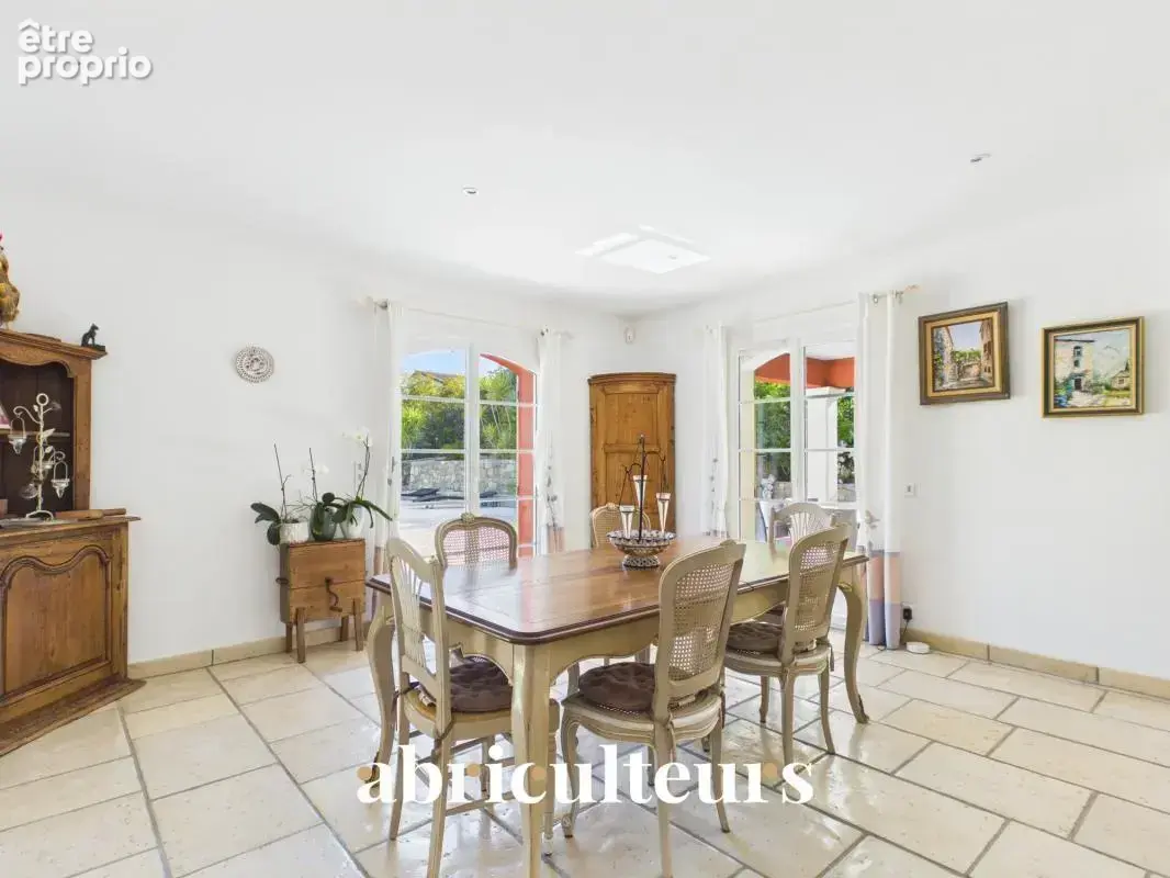 Élégante villa familiale de 250 m² en vente sur Montauroux (83440) - photo 10