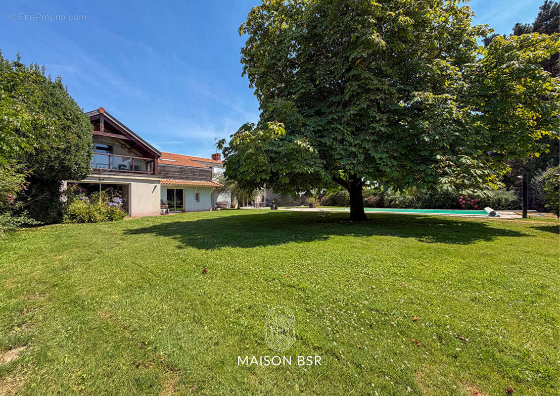Longère de caractère - 323 m² habitables avec piscine - photo 2