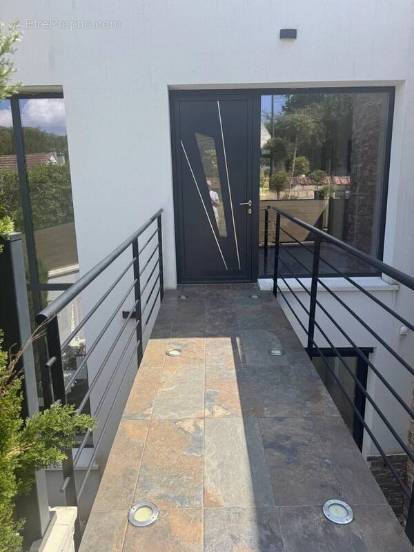 Maison à LE MESNIL-LE-ROI