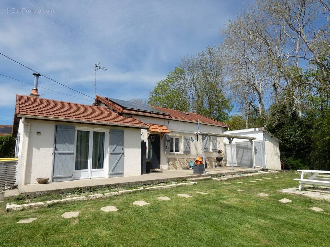 Maison à BELLENAVES
