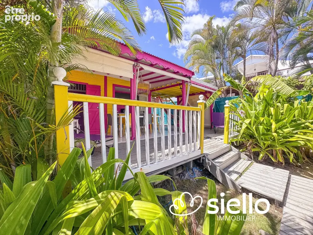 Bungalow coloré avec terrasse au cœur d’un jardin tropical - photo 1