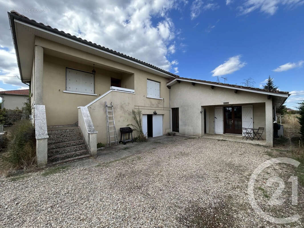 Maison 205 m² à Les Eglisottes-Et-Chalaures  - photo 18