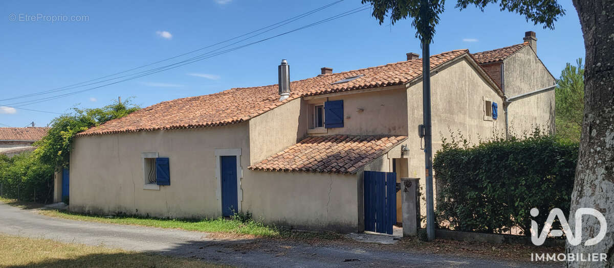 Maison 245 m² à Asnieres-La-Giraud  - photo 2