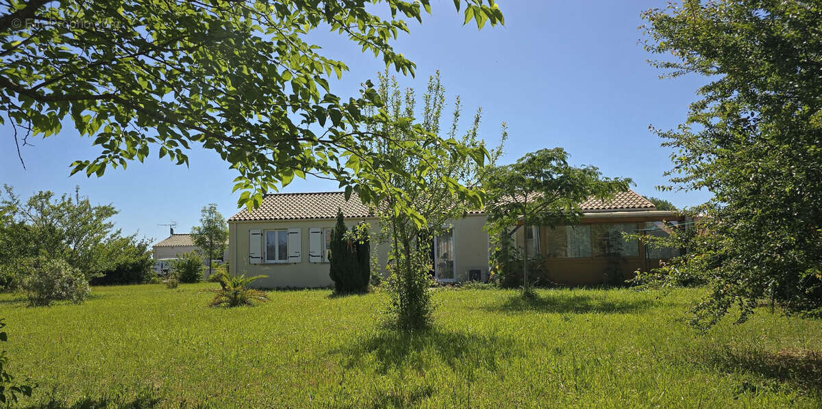 Maison 85 m² à Gemozac  - photo 3