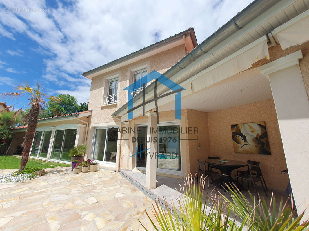 Villa d'exception de 230 m2 avec piscine et terrain de 1087 m2 - photo 10