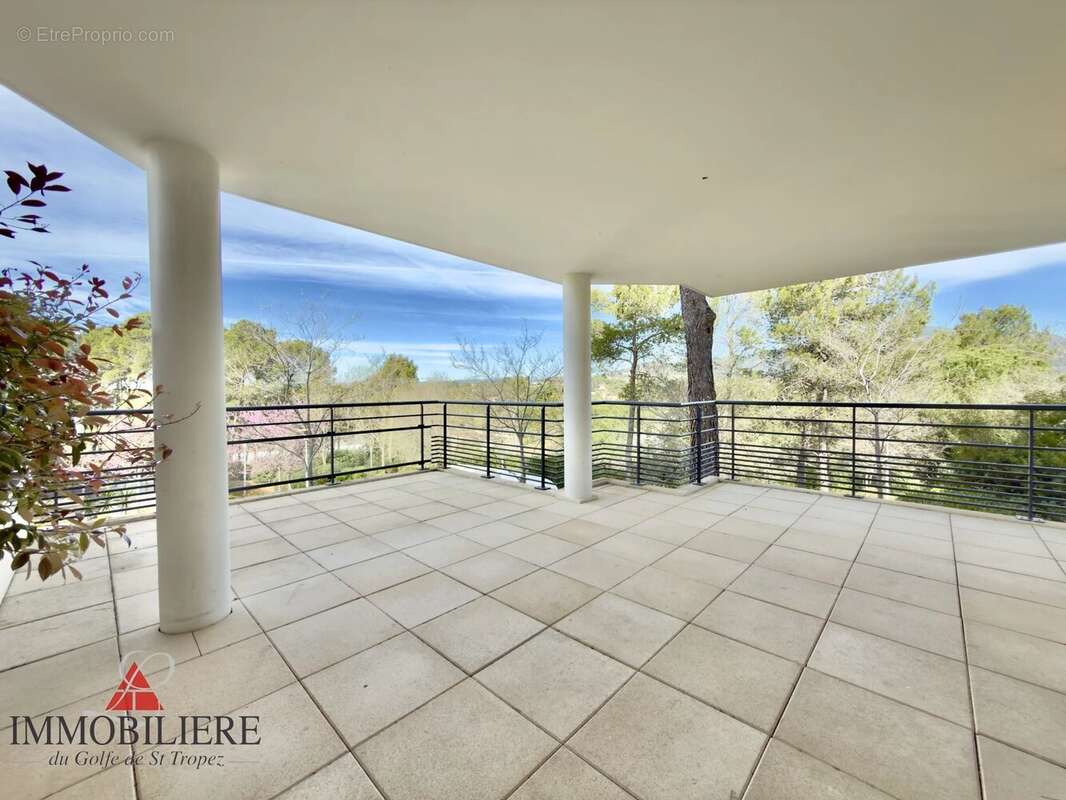 Appartement à ROQUEBRUNE-SUR-ARGENS