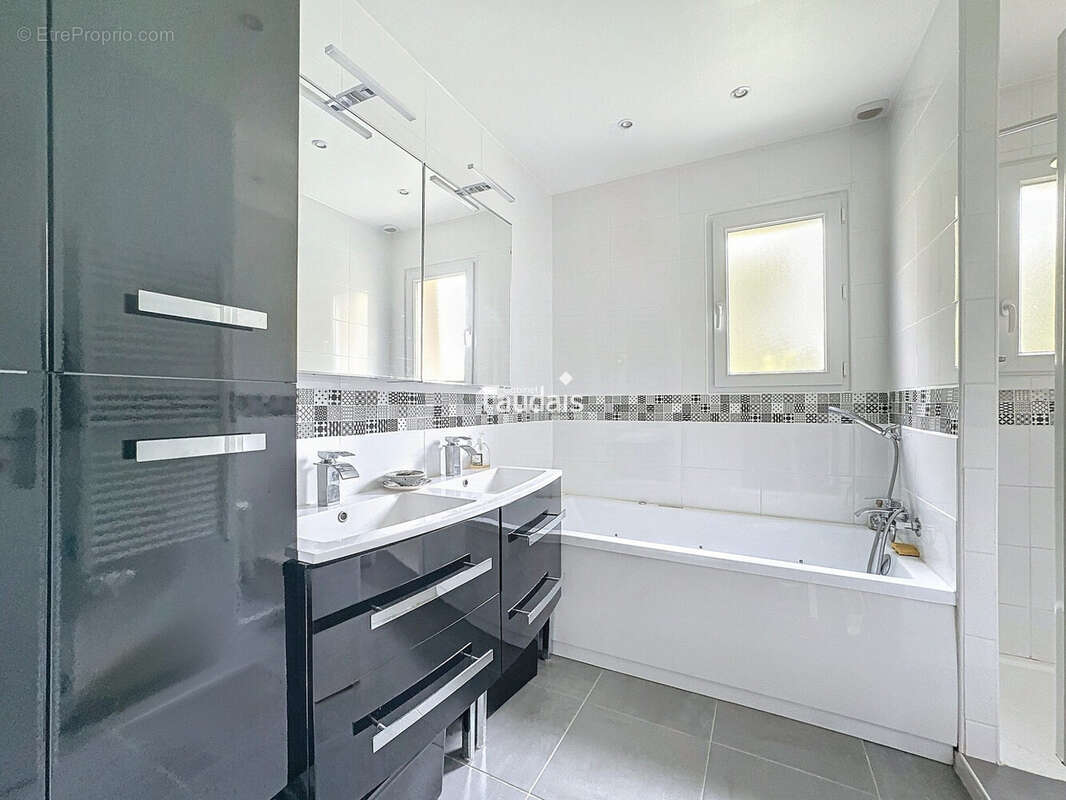 Maison 141 m² à Saint-Germain-Sur-Ay  - photo 7