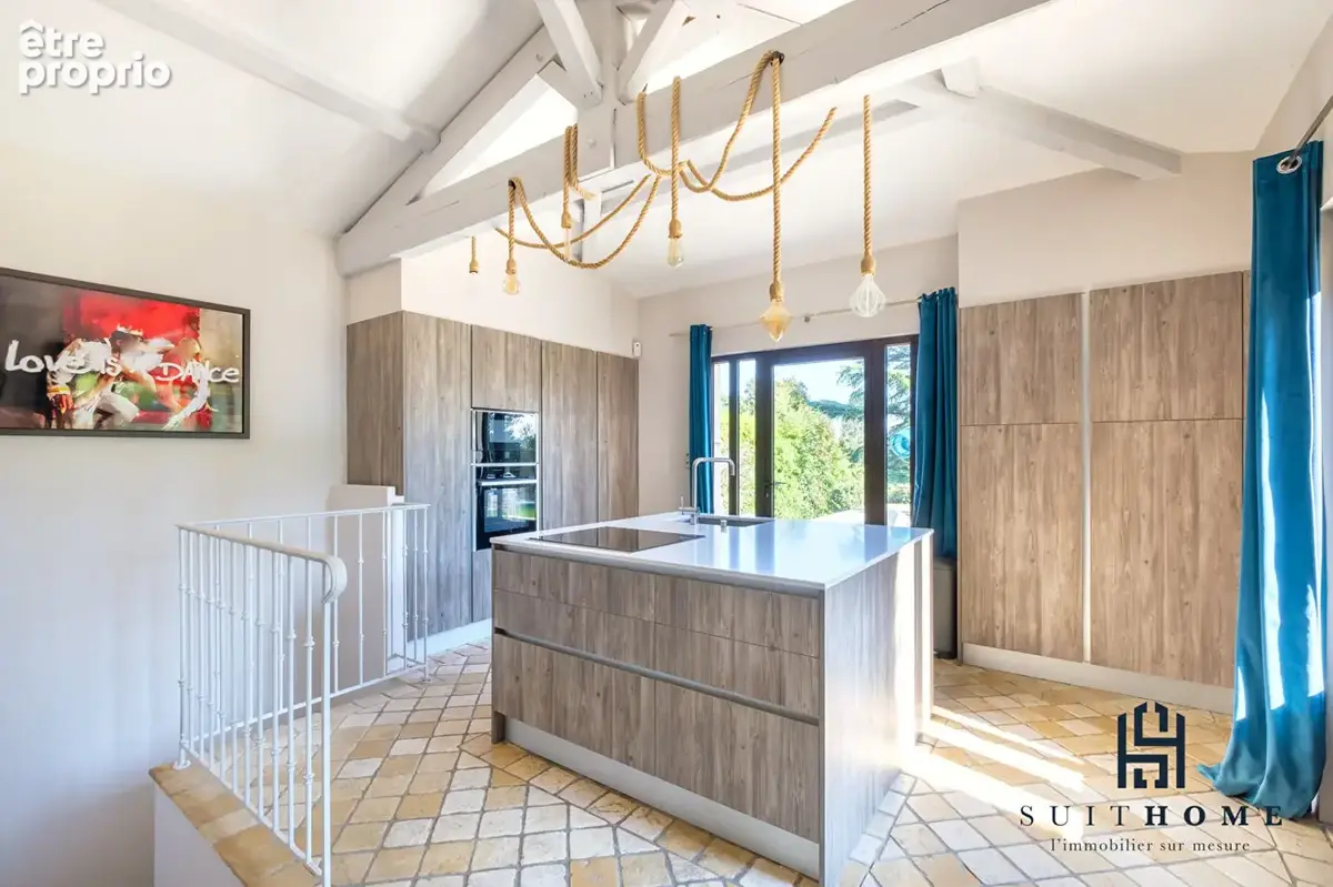 A vendre maison 175 m²  à Saint Romain Au Mont D Or, piscine et terrain clos et arboré - photo 8