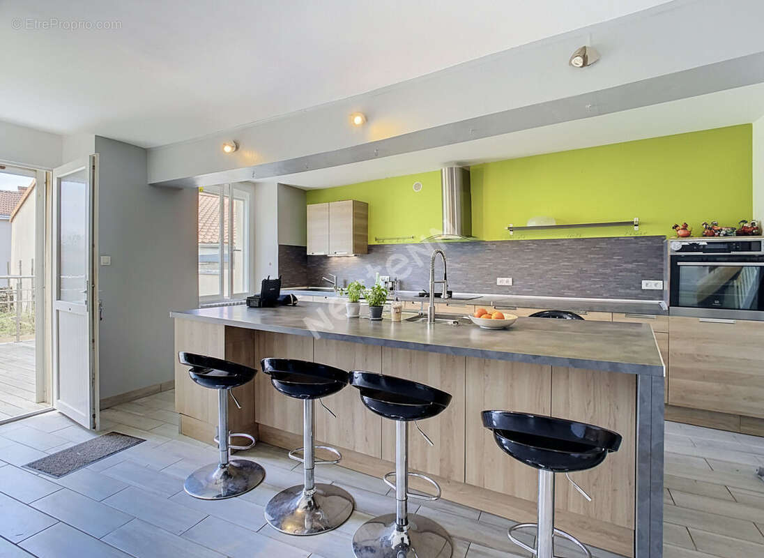 Maison familiale en pierre à vendre dans le bourg du Fief Sauvin - photo 2