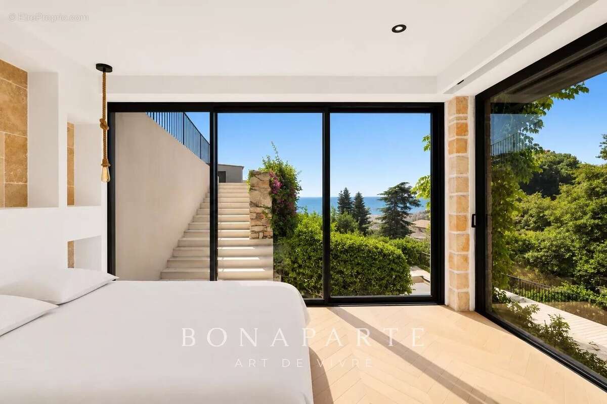 Aux portes de SUPER CANNES, élégante villa entiérement rénové - vue mer panoramique - position dominante - photo 12