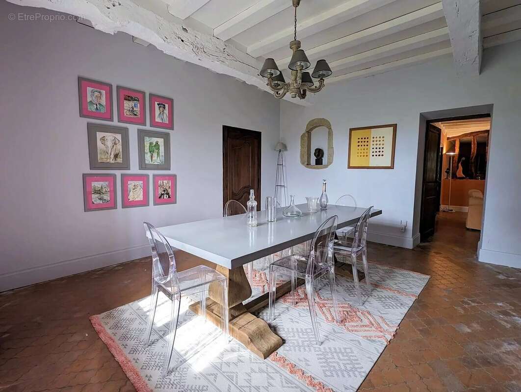 Maison de caractère avec 4 chambres sur 'environ 7318 m². - photo 22