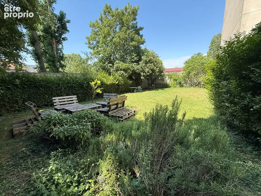 Montreuil, rue rochebrune, 10min du metro, au calme sur jardin, dernier etage, beau 2 pieces traversant avec une cave. - photo 5