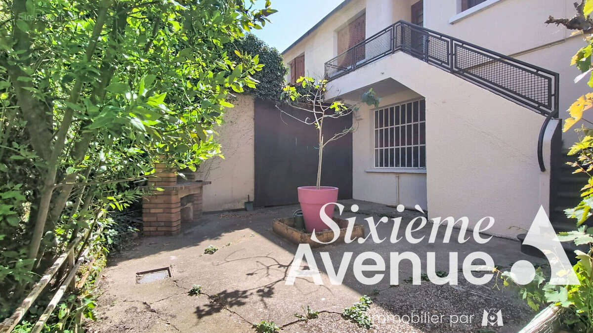 Maison avec appartements et ateliers Venissieux 13 pièce(s) 435m² m2 - photo 3