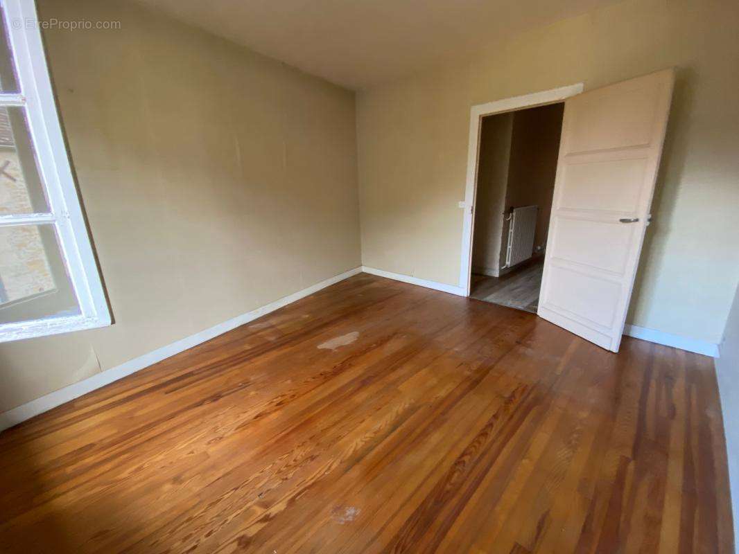 Maison à MAUZAC-ET-GRAND-CASTANG