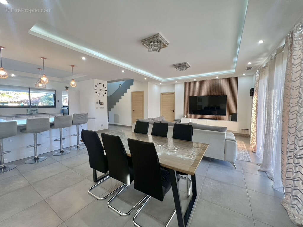 Villa contemporaine 161 m2   Piscine   Pool house   Garage   Terrain 790 m2 - photo 6