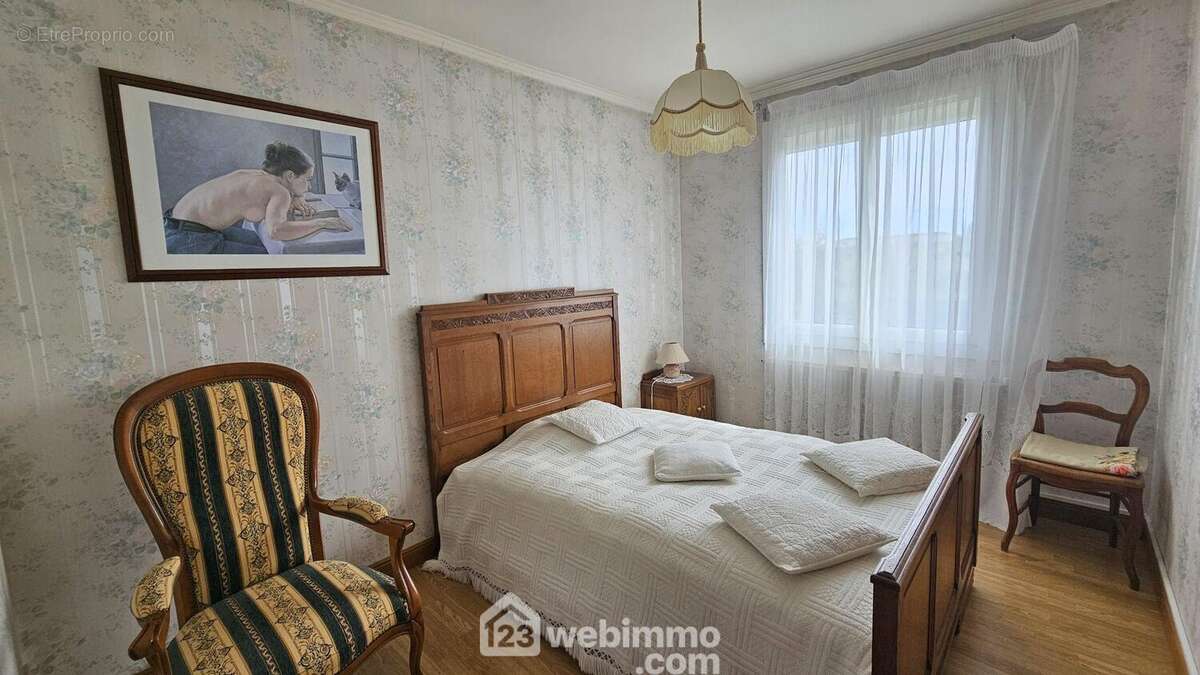Une seconde chambre avec placards de 11 m². - Maison à MALESHERBES