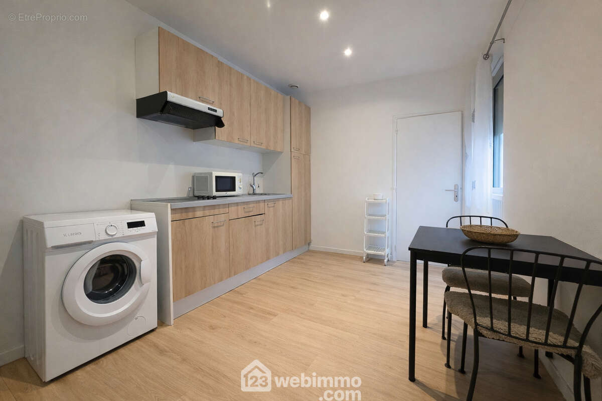 Cuisine entièrement équipée avec espace repas, fonctionnelle et bien agencée. - Appartement à REIMS