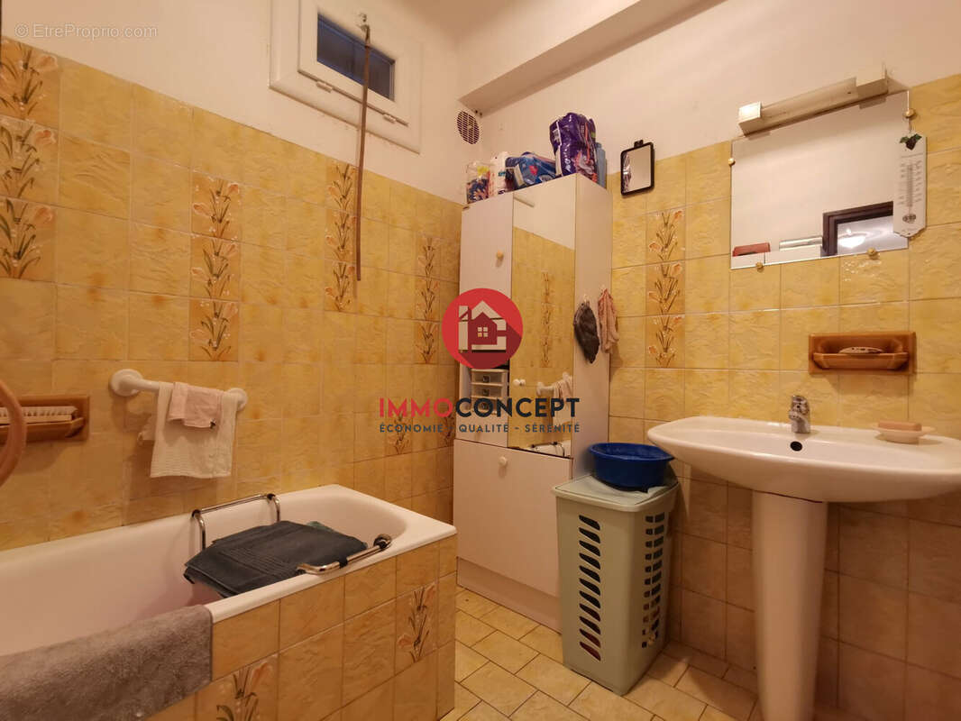 Maison à LAUDUN-L&#039;ARDOISE