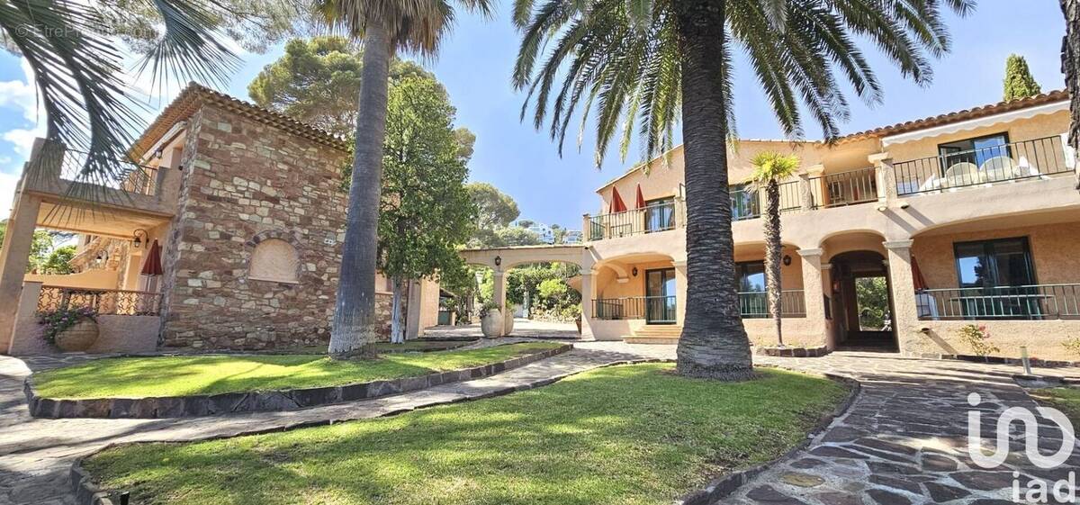 Photo 1 - Commerce à ROQUEBRUNE-SUR-ARGENS