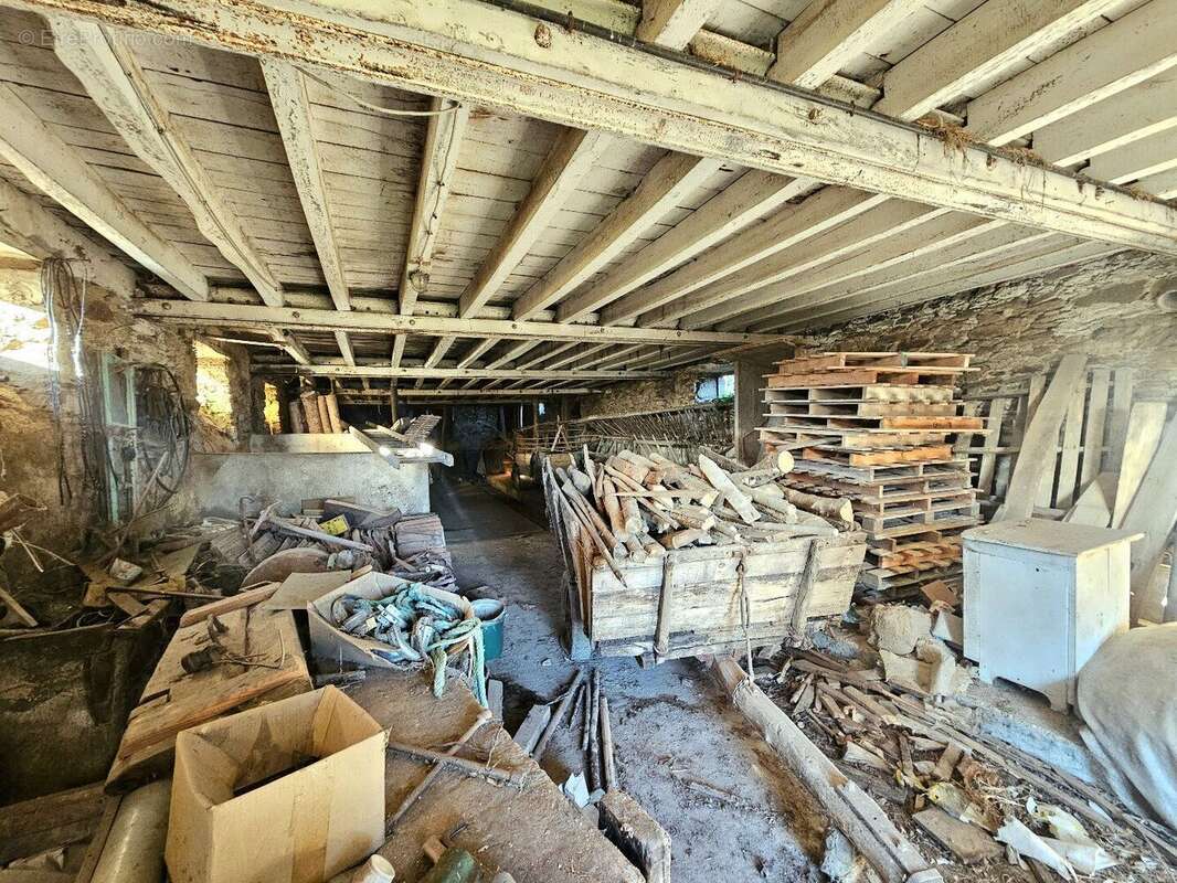 Corps de ferme à rénover avec son terrain d'environ 1 400m² - photo 12