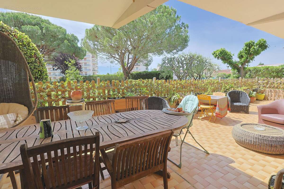 Rare à la vente – Superbe 2 pièces en rez-de-jardin avec 80 m² d’extérieur dans résidence de standing avec piscine - photo 13