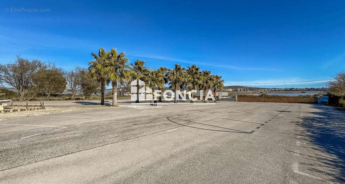 Sur le bassin de Thau murs commerciaux vides de + de 1100 M2 avec villa, dépendances et multiples possibilités - photo 2