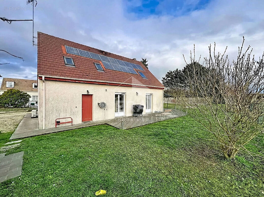 Maison à D'HUISON-LONGUEVILLE