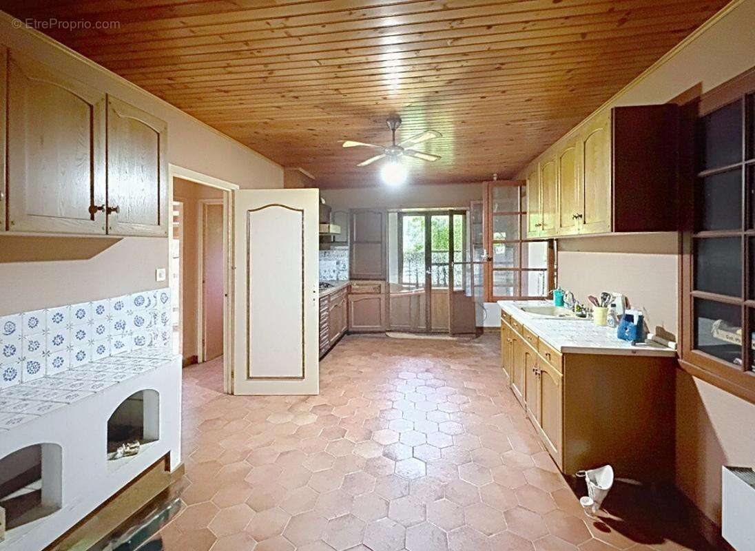 EXCLUSIVITE  A THENAC Maison à rénover de 271 m2 utile - photo 3