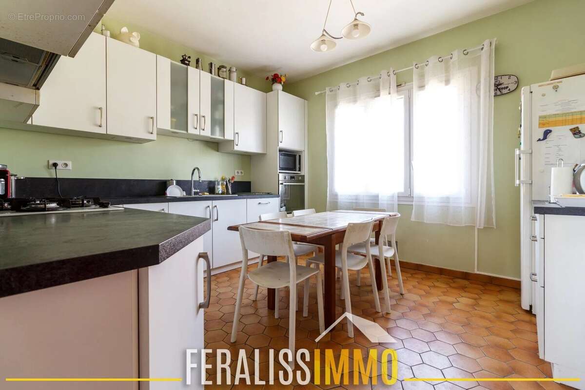 Maison familiale de 220 m2 avec sous-sol total et double gar - photo 3