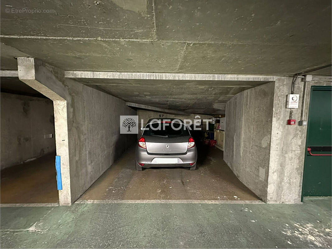 Parking à PARIS-17E