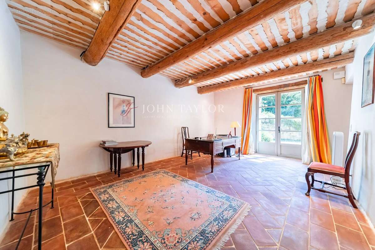 Mas en Pierre d'Exception à Vendre à Ménerbes : Charme Provençal et Piscine Chauffée - photo 13