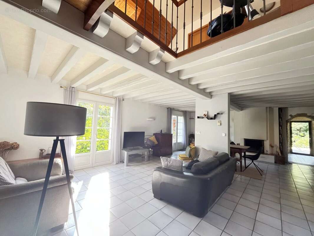 Maison à SAINT-ETIENNE-DE-MONTLUC