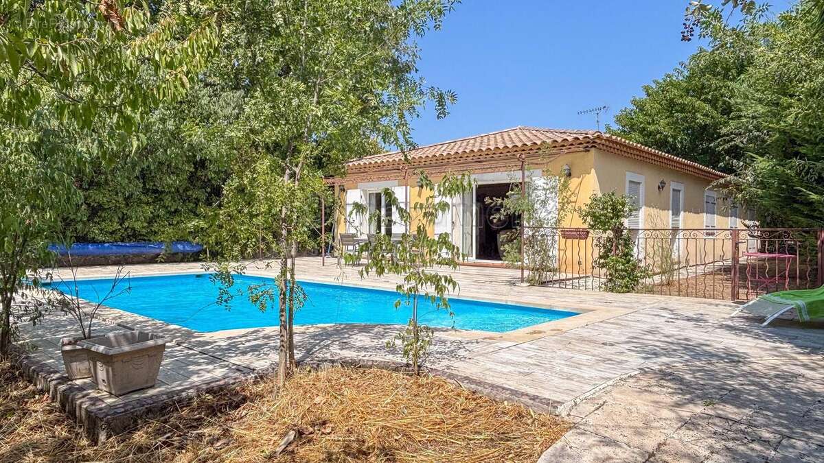 Maison individuelle T5 de 155m² - plain pied - piscine - 83640 Saint Zacharie n°5 - Maison à SAINT-ZACHARIE