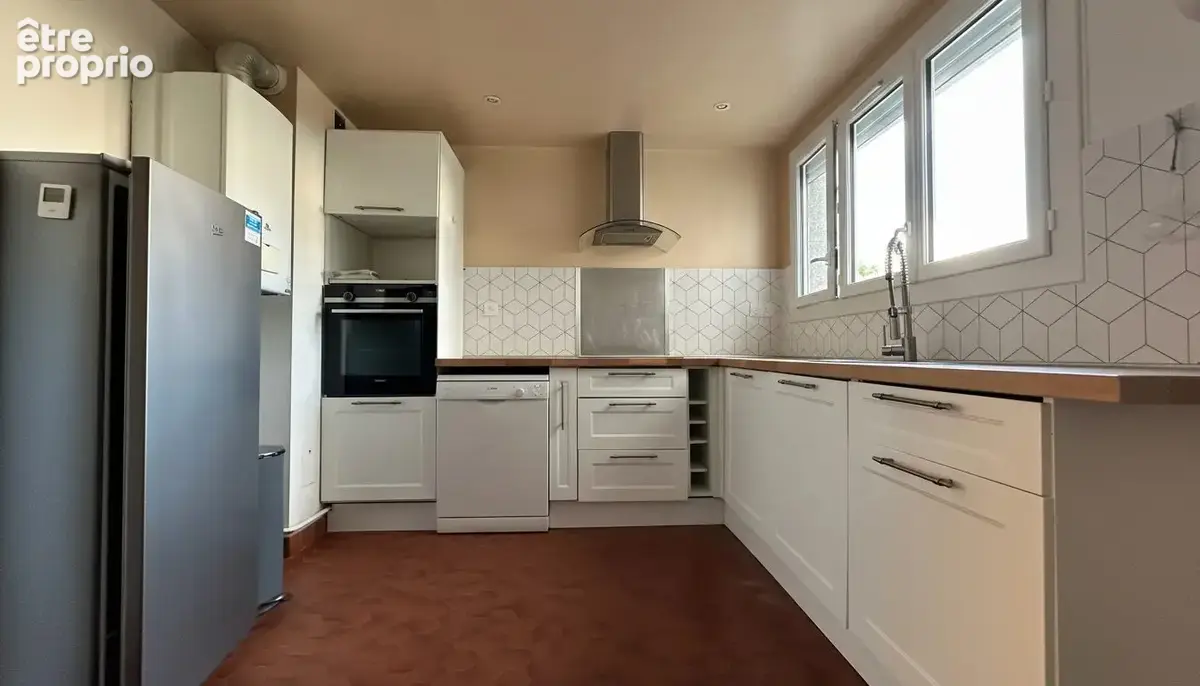 cuisine aménagée avec sa loggia