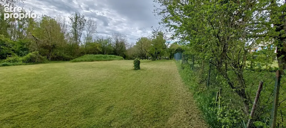 Terrain à TAVERS