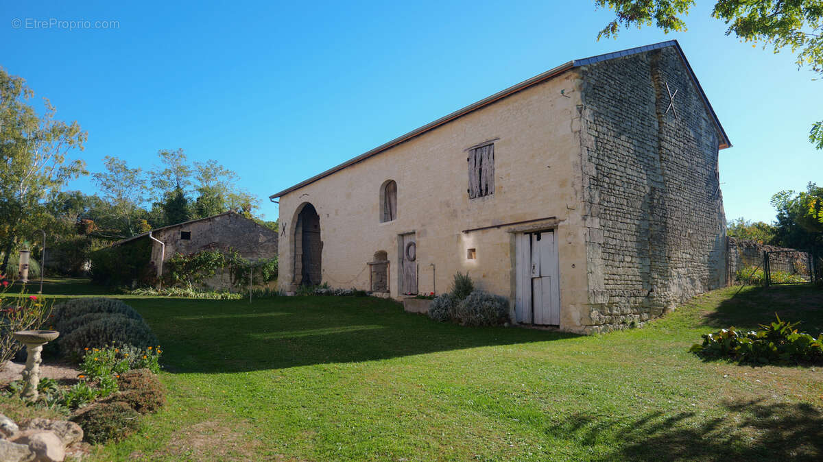 Magnifique maison rénovée en tuffeau avec dépendances, caves troglodytiques et potentiel de gîte - photo 10