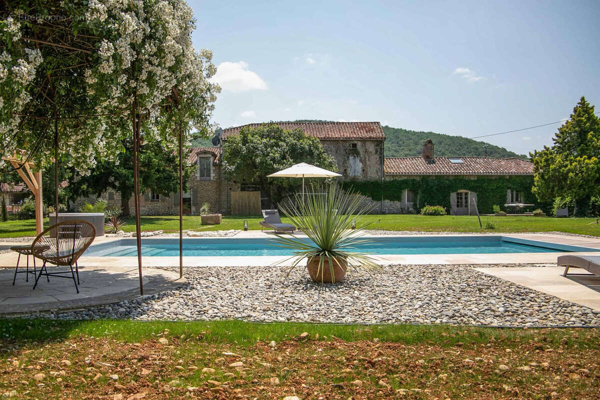Estate with house, gite, events venue, land and pool - photo 4