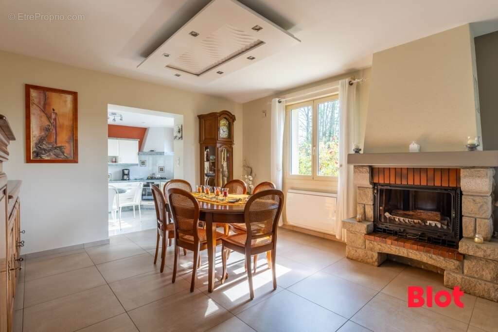 Maison à MONTREUIL-LE-GAST
