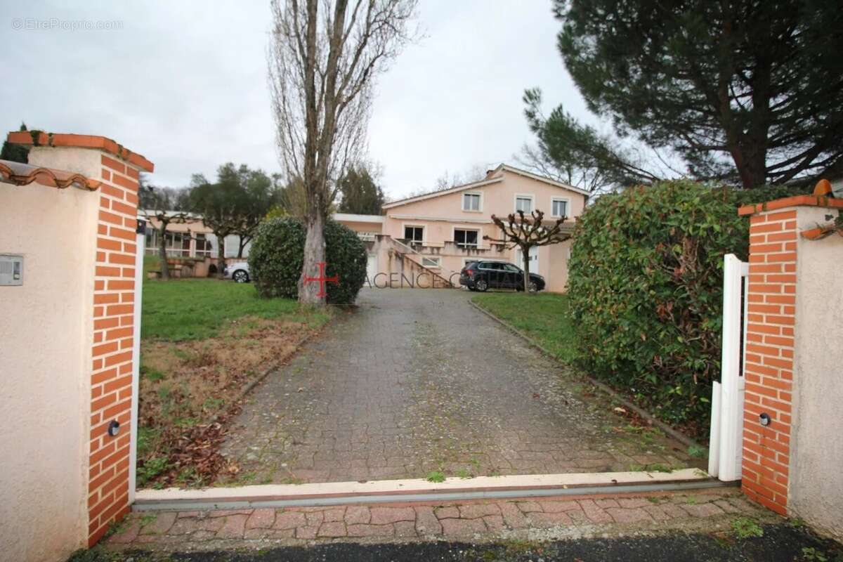 Grande propriete  avec piscine interieure et parc a l'escure - photo 2