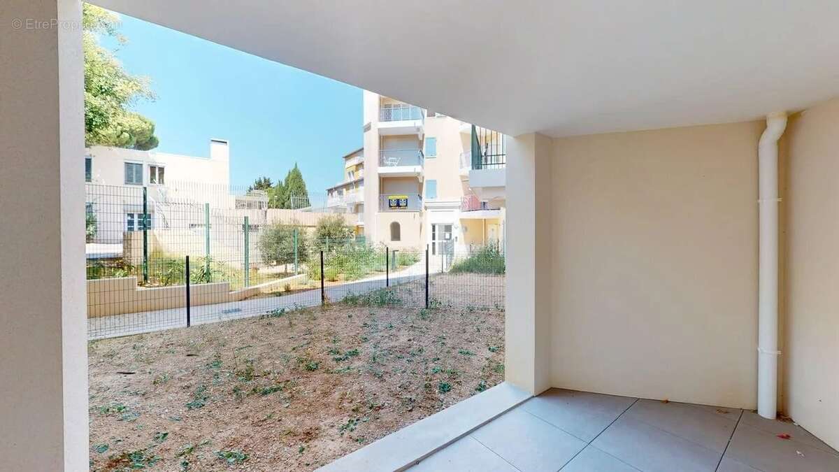 Appartement T2 - Etat Neuf avec jardin privatif et stationnement - Port-de-Bouc - Résidence Villa Marina - photo 16