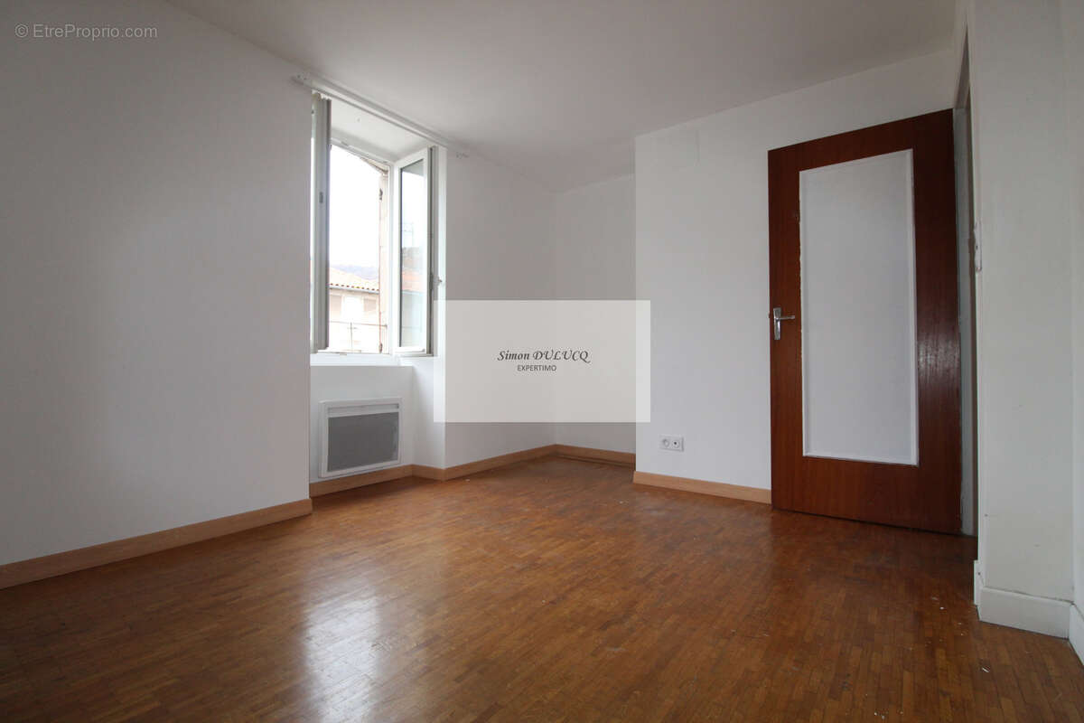 ENSEMBLE IMMOBILER : T4 ; T2 local commercial et grange - photo 4