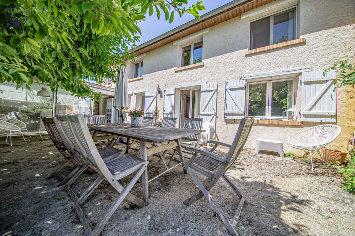 Coup de cœur ! Maison de charme avec terrasse, grand jardin et dépendance - photo 17