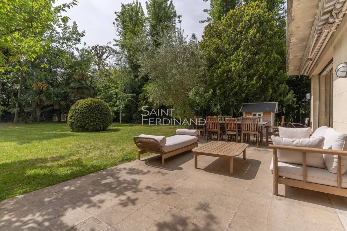 Appartement à NEUILLY-SUR-SEINE