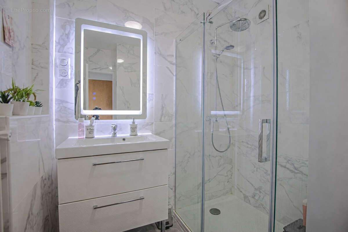 F2 en dernier étage avec extérieur 53m2 Vue exceptionnel ! - photo 8
